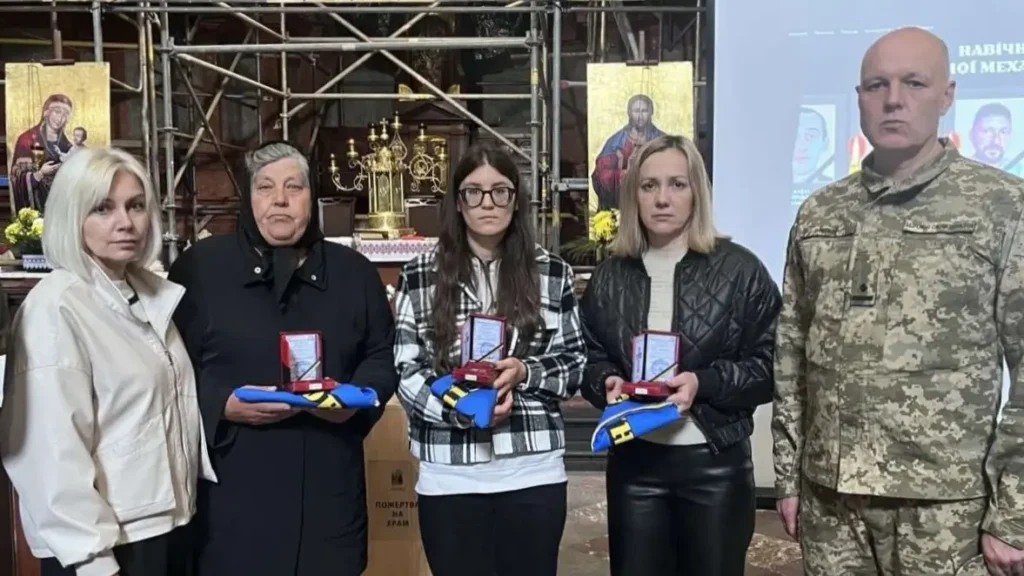 DrogMedia Трьох воїнів з Дрогобицької громади посмертно нагородили Хрестом Героя