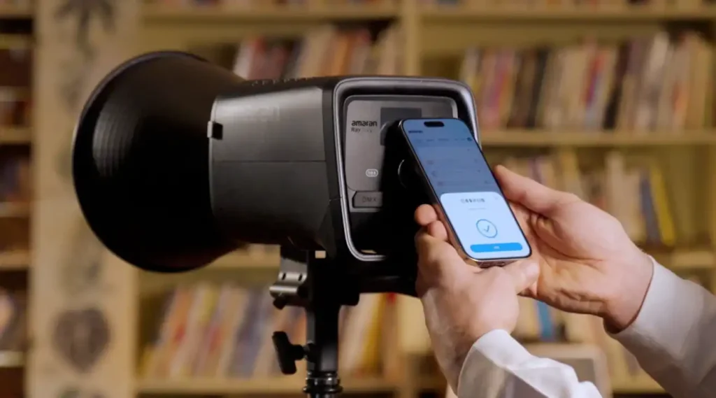 Підключення смартфона до Amaran Ray 360c через NFC: телефон піднесено до корпусу приладу, на екрані підтвердження з'єднання