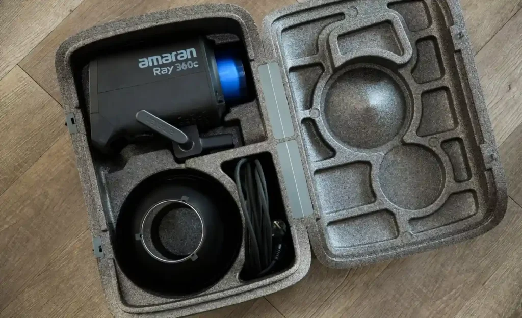 Amaran Ray 360c у захисному кейсі з поролоновими вставками: сам прилад, відбивач (рефлектор) і кабель живлення