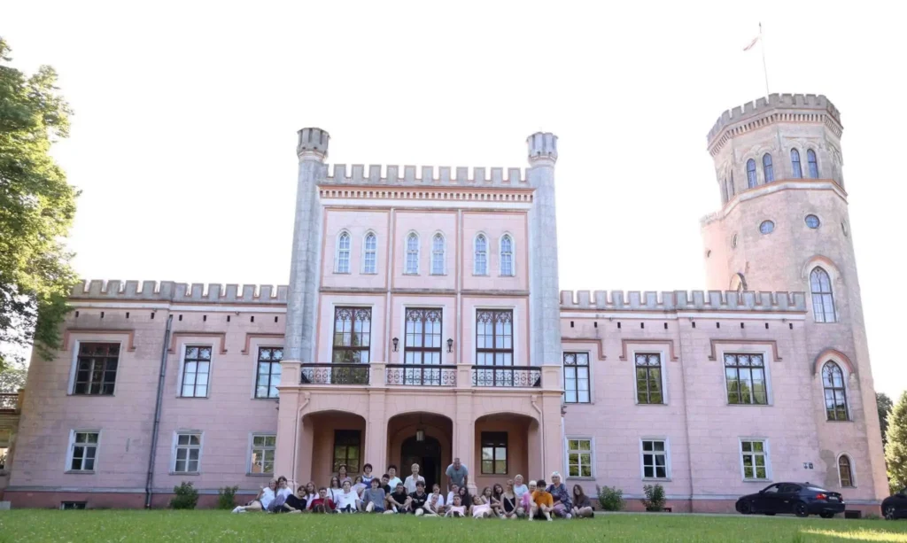 Діти захисників зі Східницької громади відпочивали в Латвії 2 діти у Латвії