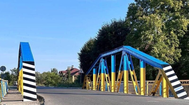 У Лішні діти оновили заржавілий міст
