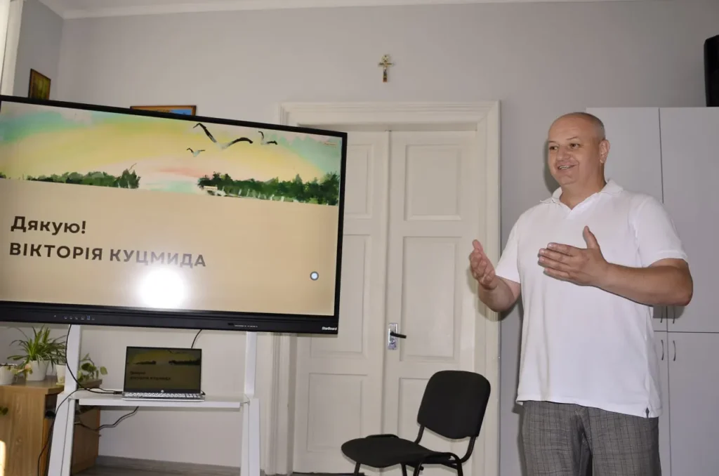 «Мистецтво не має меж»: у Дрогобичі презентували дебютну виставку юної художниці Вікторії Куцмиди 5 Володимир Ханас