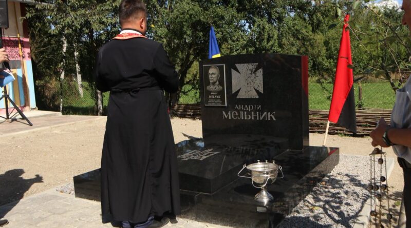 надгробок Мельника