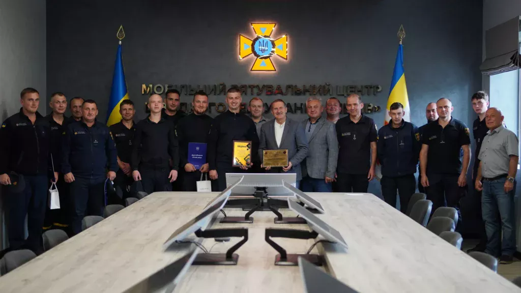 Нагороди, 200 тис. грн і нові пожежні авто: як на Дрогобиччині відзначили День рятівника 2 рятувальники