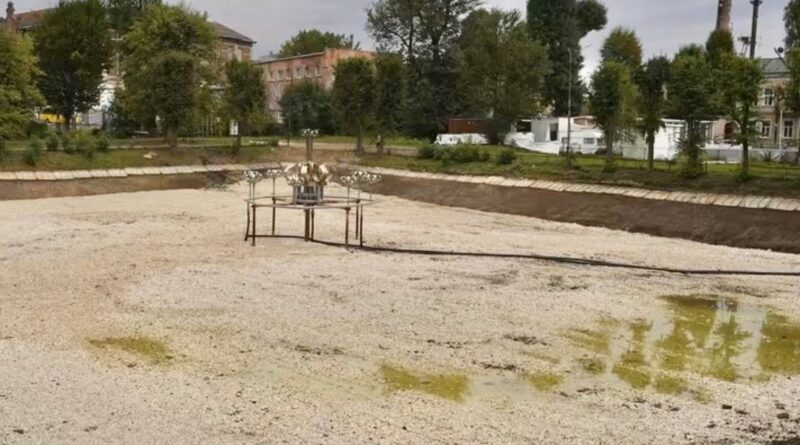 У Дрогобичі почали наповнювати озеро в міському парку: що вже зробили